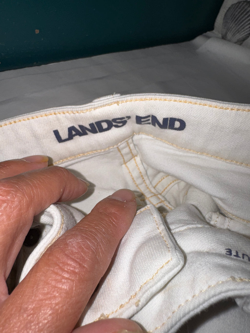 Lands’ End White Straight Leg Jeans – Mid Rise • Classic Fit