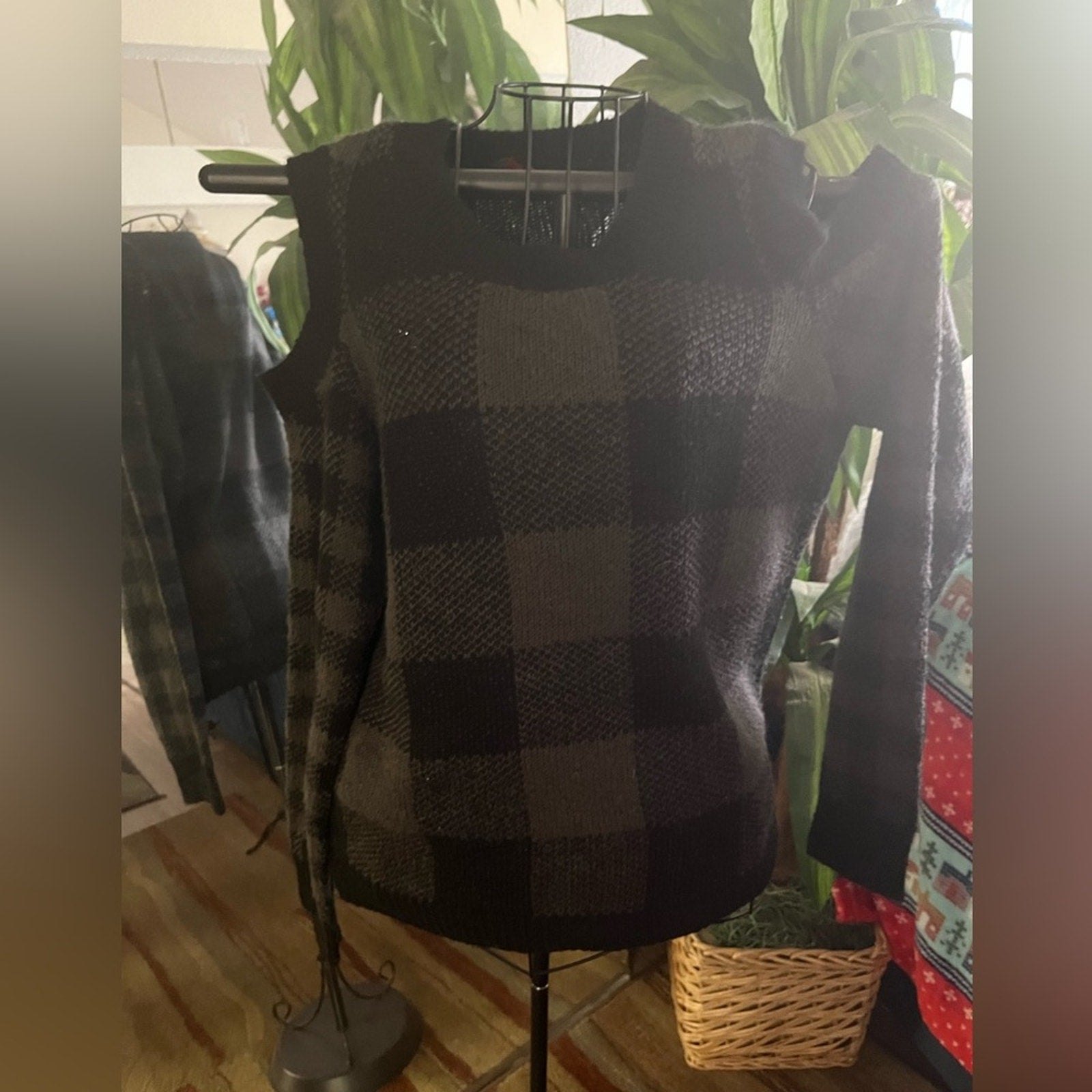 Notched shoulder checkered sweater
