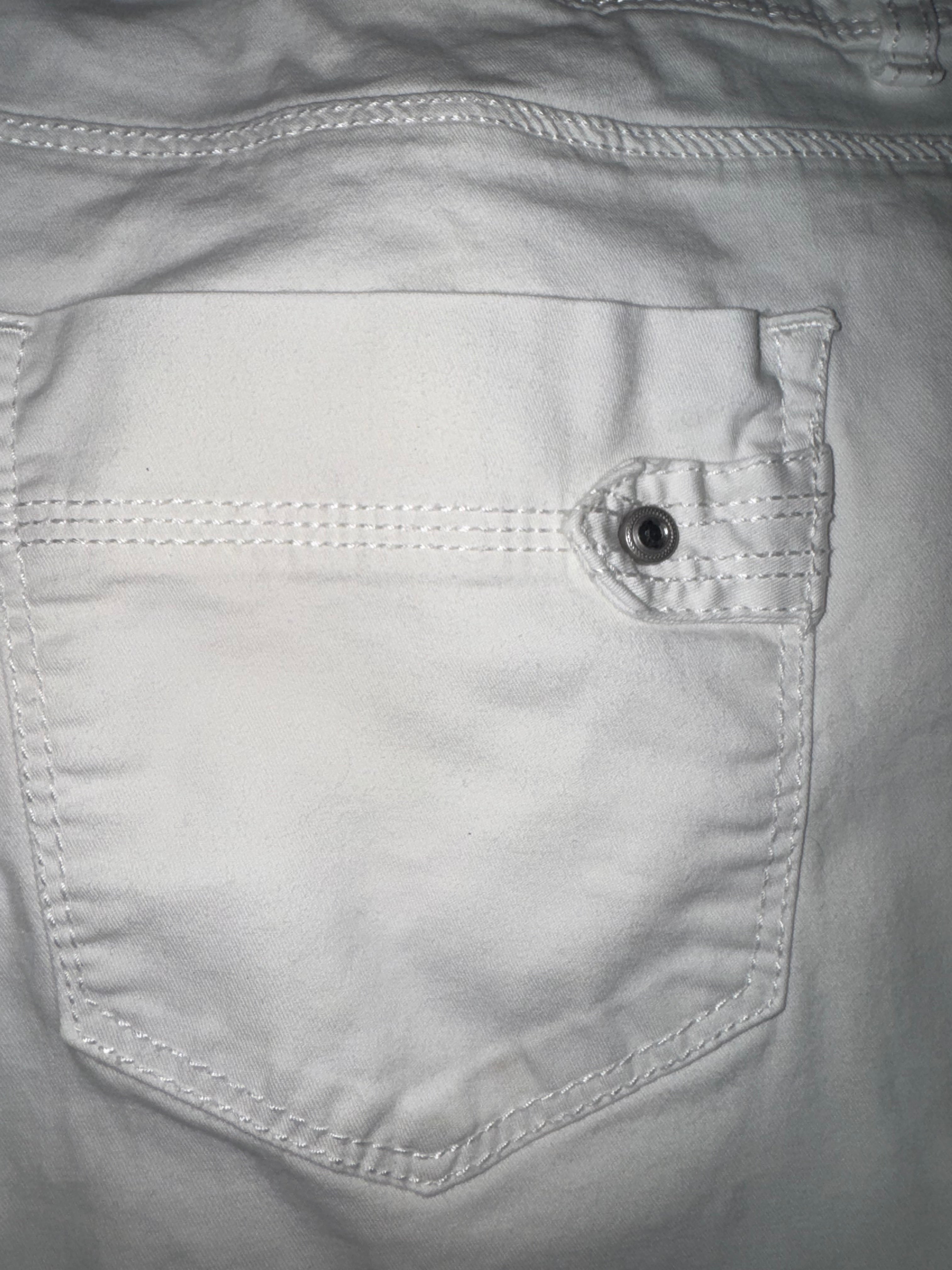 Bandolino “Brady” White Cropped Capris