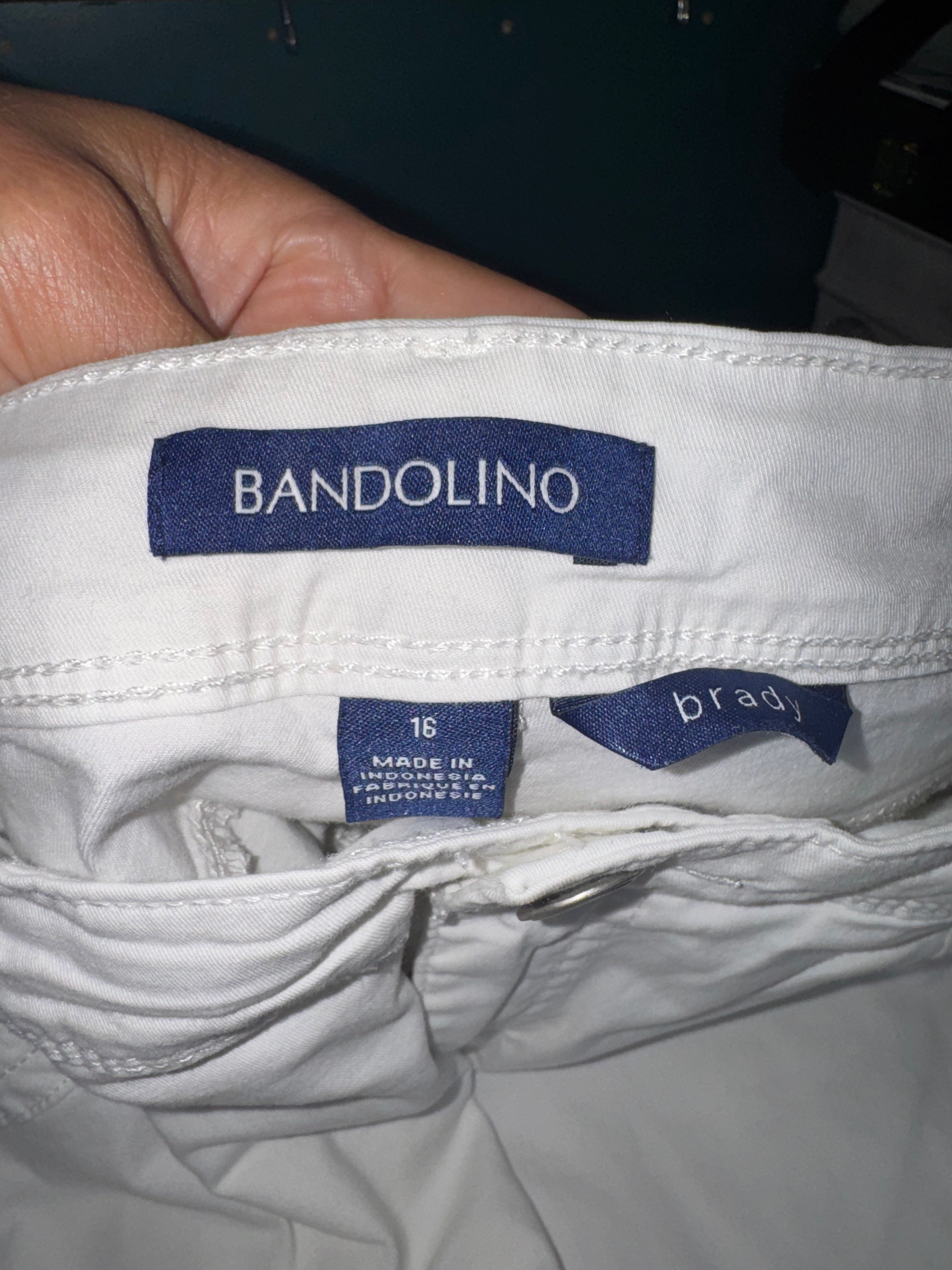 Bandolino “Brady” White Cropped Capris