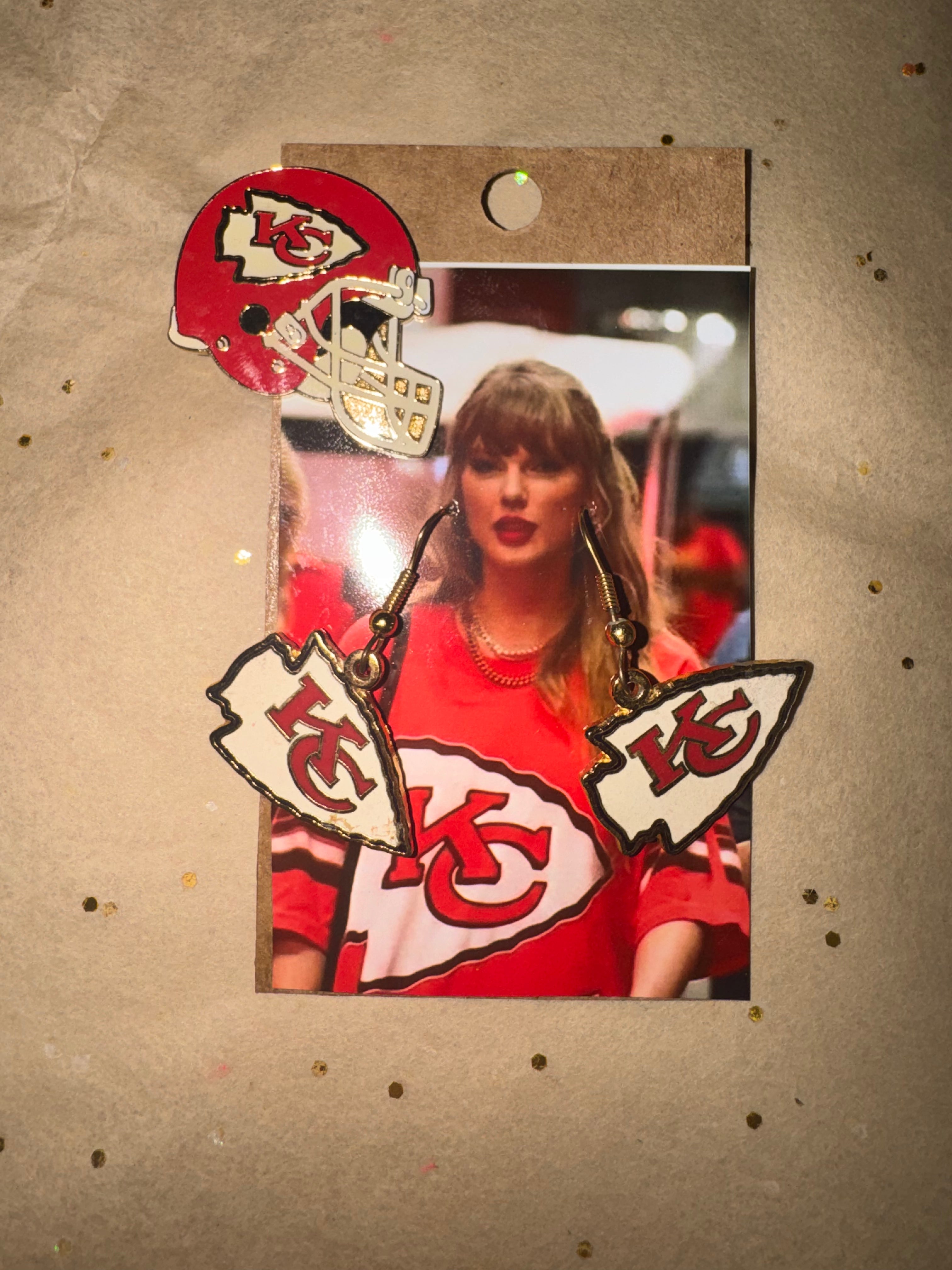 Kansas City Chiefs Helmet Pin & Arrowhead Dangle Earrings Set