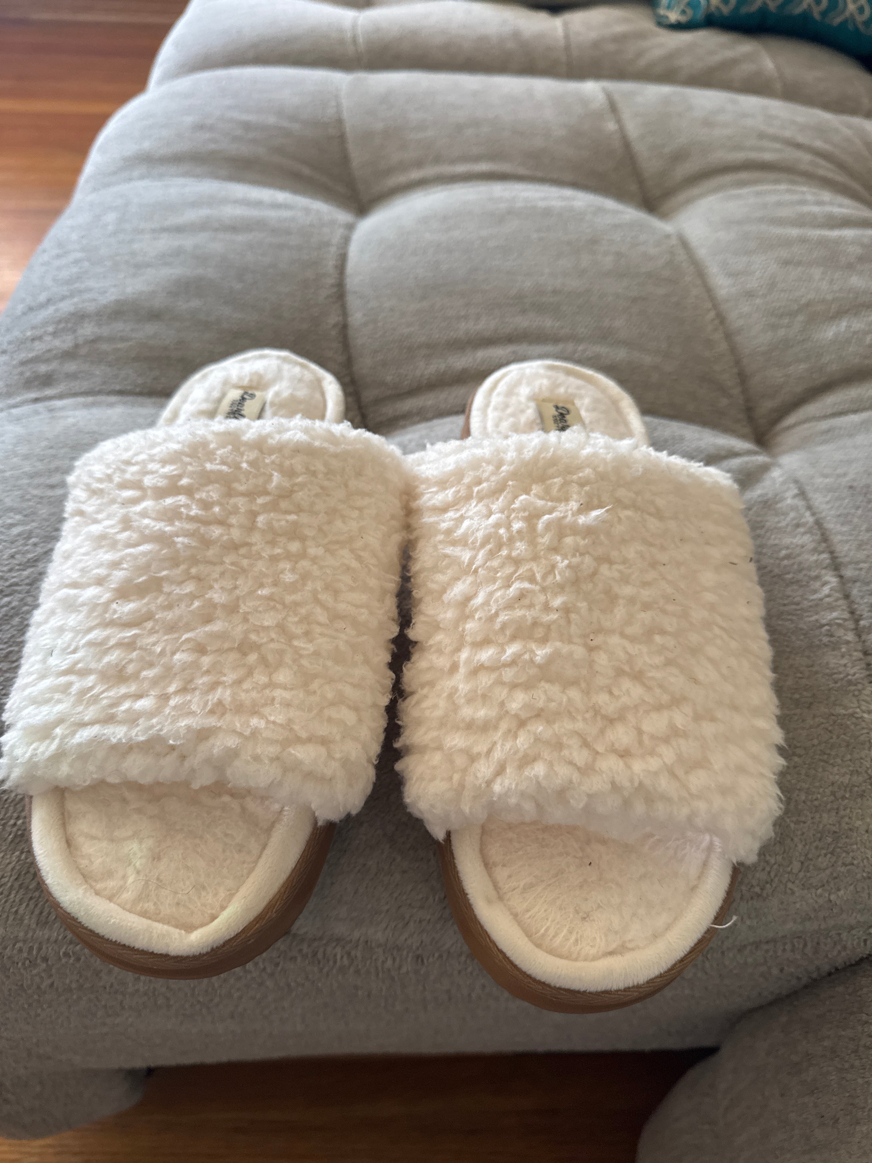 Dearfoams Cozy Sherpa Slide Slippers – Cream Plush | Size 9