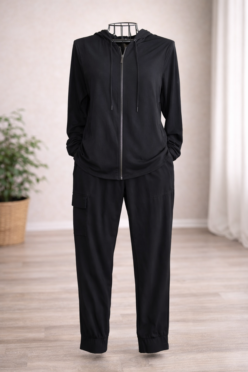 Black Athleisure Set – Zip Hoodie & Cargo Jogger Pants – S/M – Effortless Street Style