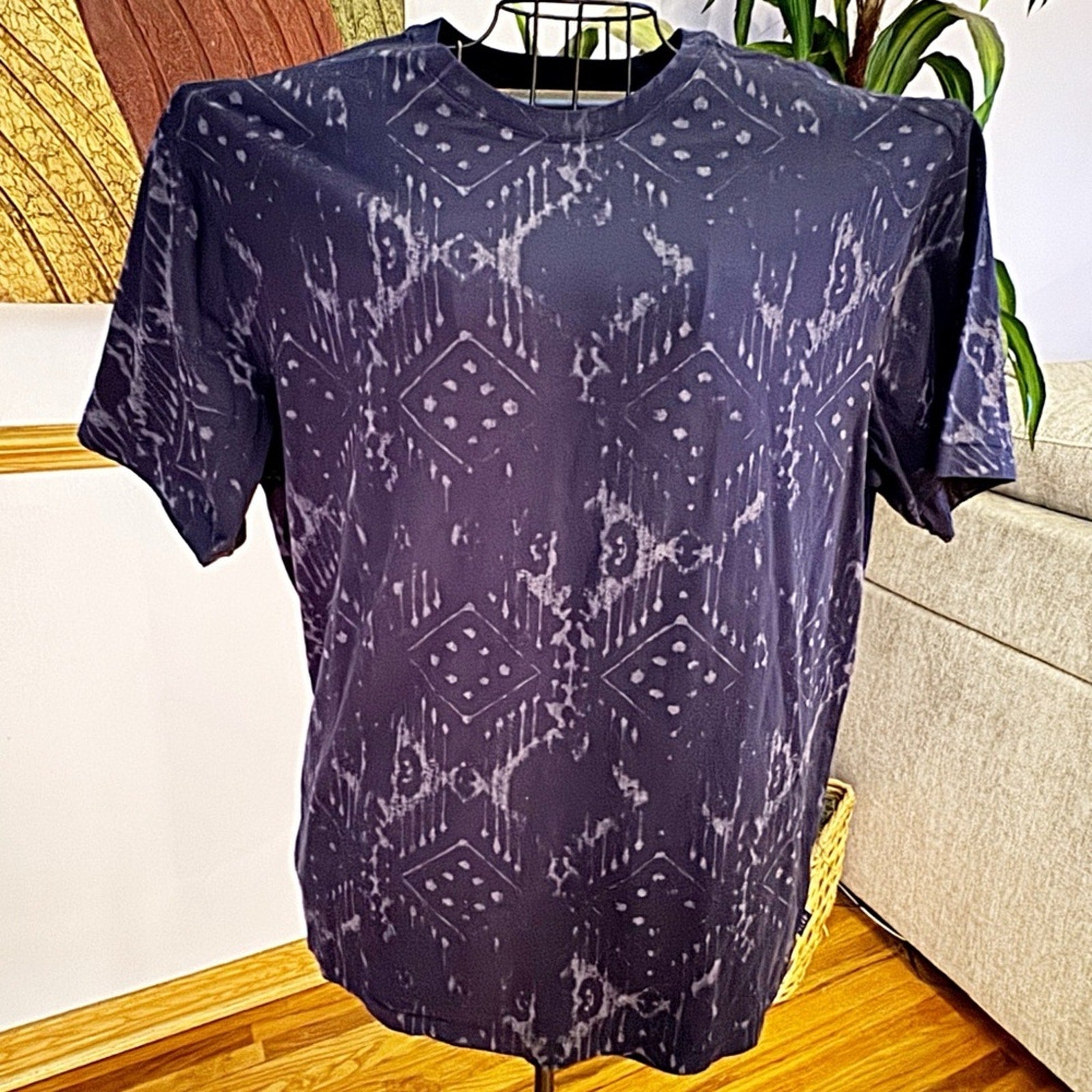 Stylish Black Patterned Tee for Men